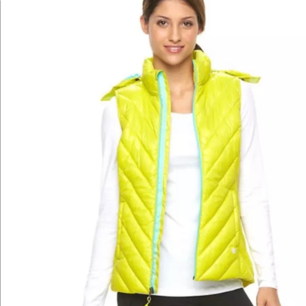 Tek Gear women’s puffer zip up vest w/ hood. Sz M